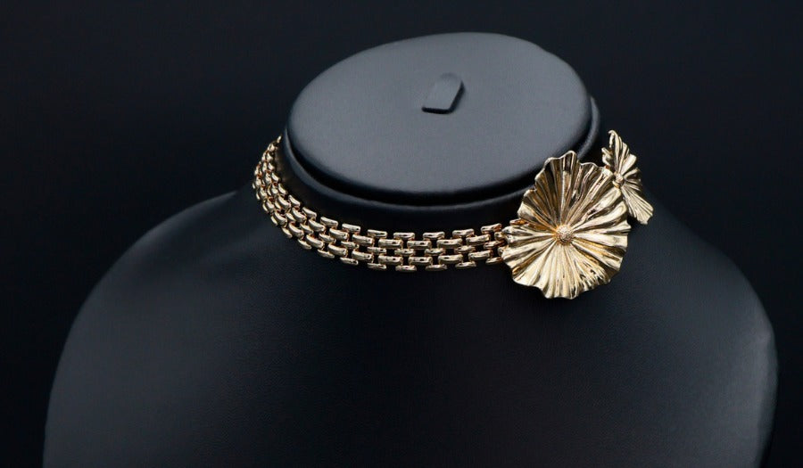 Golden Radiance Mesh Choker: A Modern Statement of Elegance