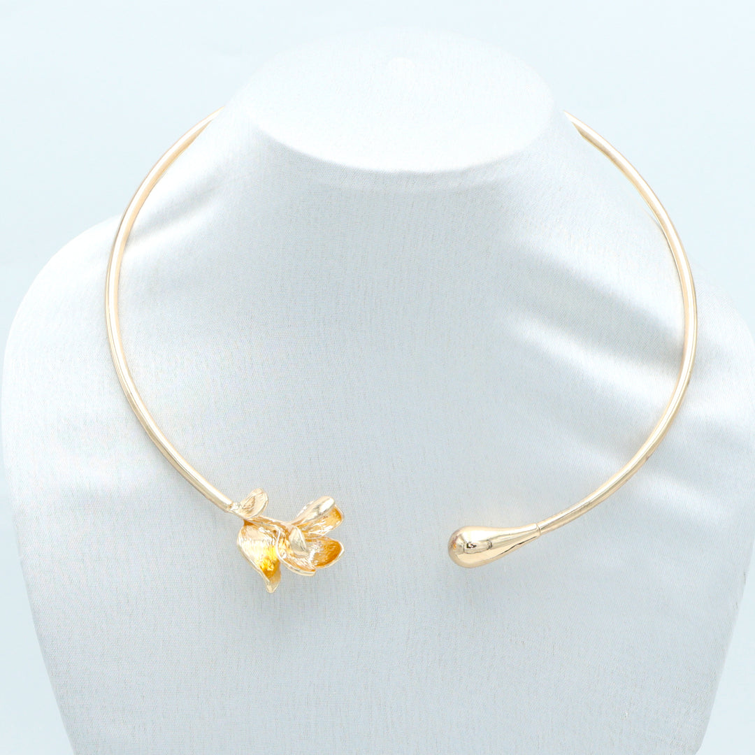 Golden Bloom Sculpt Choker Necklace